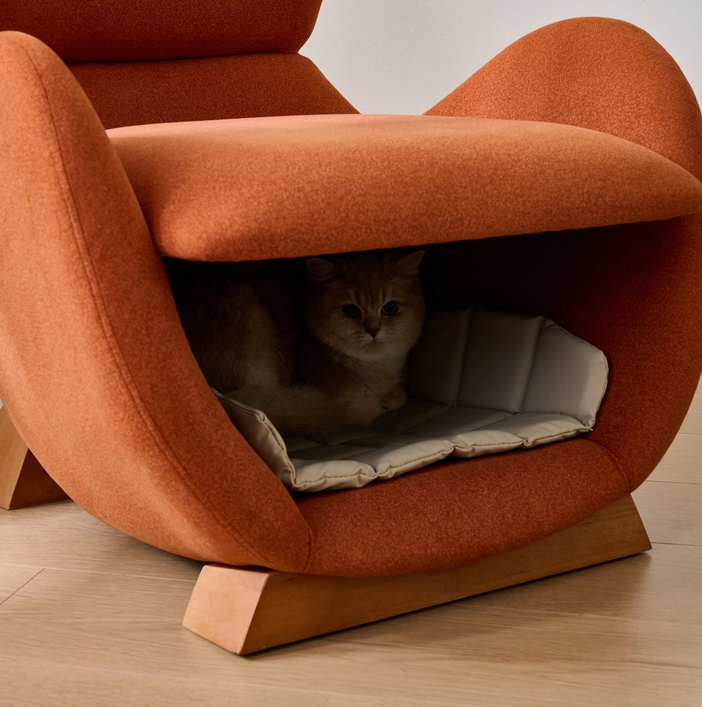 Poltrona lounge rosso mattone con cuccia integrata per animali in tessuto e legno