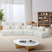 Divano modulare curvo a quattro posti in ciniglia beige con 2 cuscini