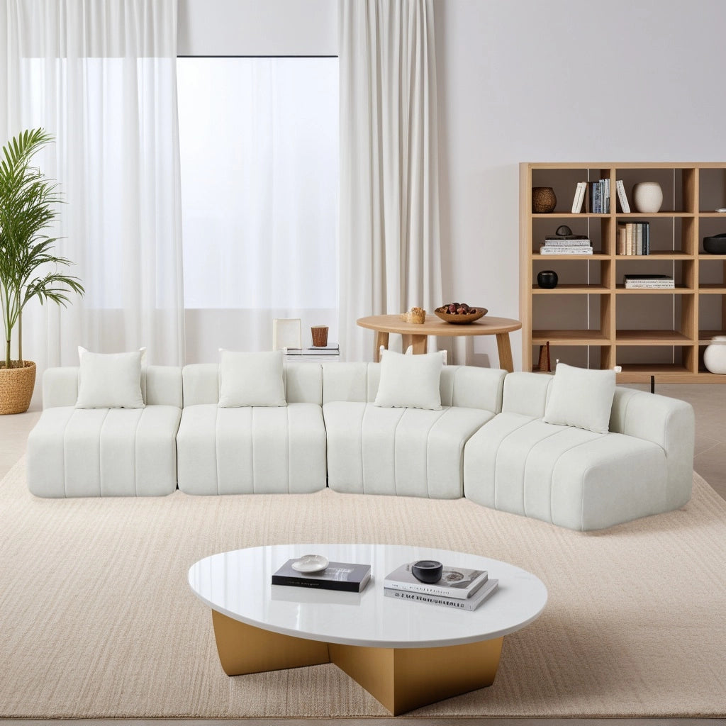 Divano modulare curvo a quattro posti in ciniglia beige con 2 cuscini
