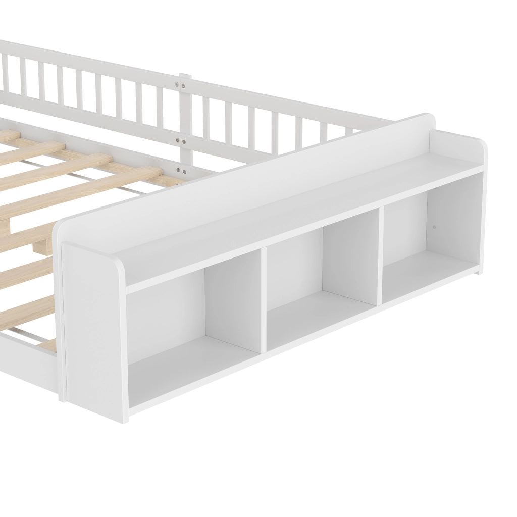 Letto per bambini 140 × 190 cm con ripiani e vano a giorno in legno di pino bianco con barriera apribile