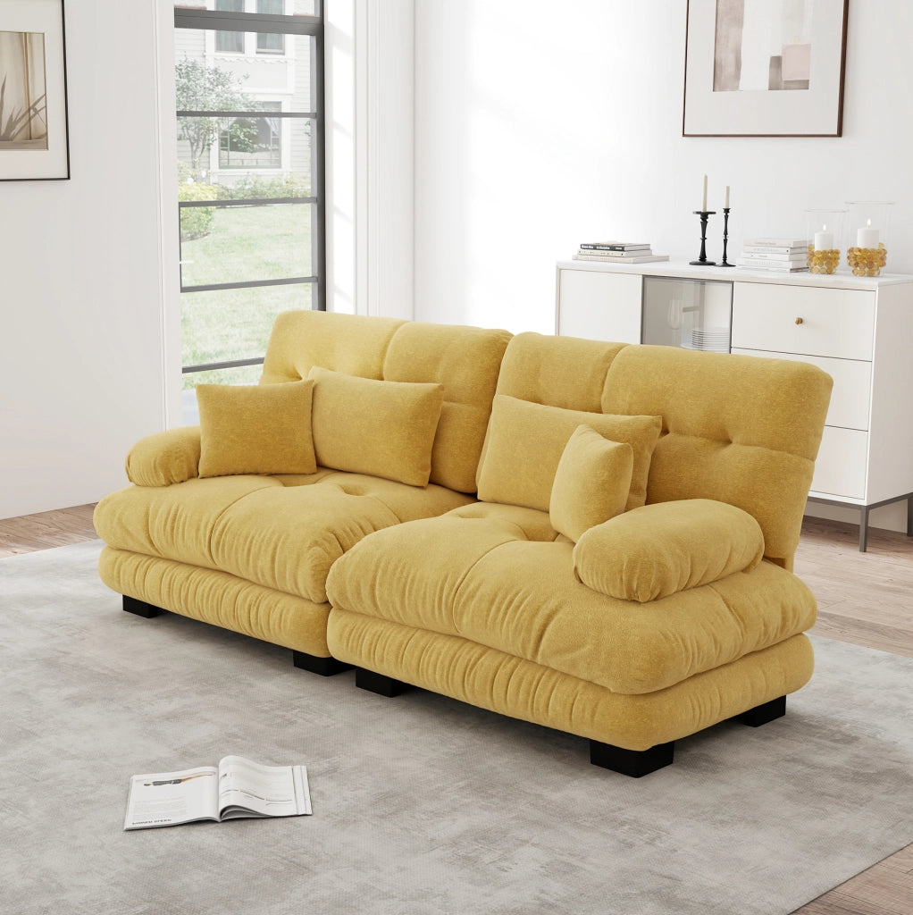 Divano modulare in chenille gialla con seduta profonda e cuscini; stile cloud