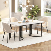 Set da pranzo moderno: tavolo 140x80 cm con piano in MDF bianco e gambe nere, 4 sedie in velluto beige con motivo a diamante e gambe regolabili