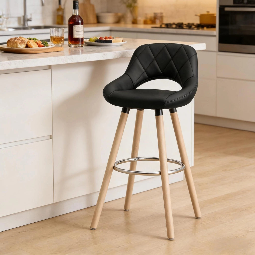 Sgabello da bar nero in similpelle con gambe in legno