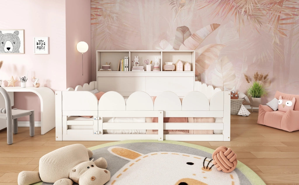 Letto da terra per bambini 140x200 cm bianco con protezione anticaduta, porta e scaffale integrato in legno di pino