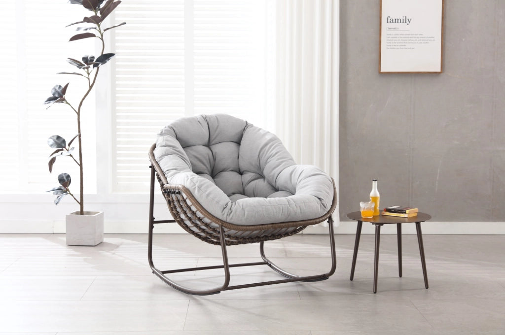 Poltrona a dondolo oversize in rattan sintetico grigio con cuscino spesso, per esterni e interni, 78x106x90 cm
