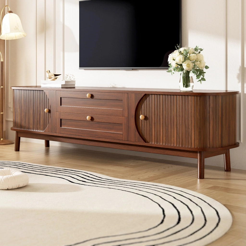 Mobile TV con ante scorrevoli e cassetti in MDF noce; gambe in legno e maniglie metalliche 170 × 39.5 × 46 cm