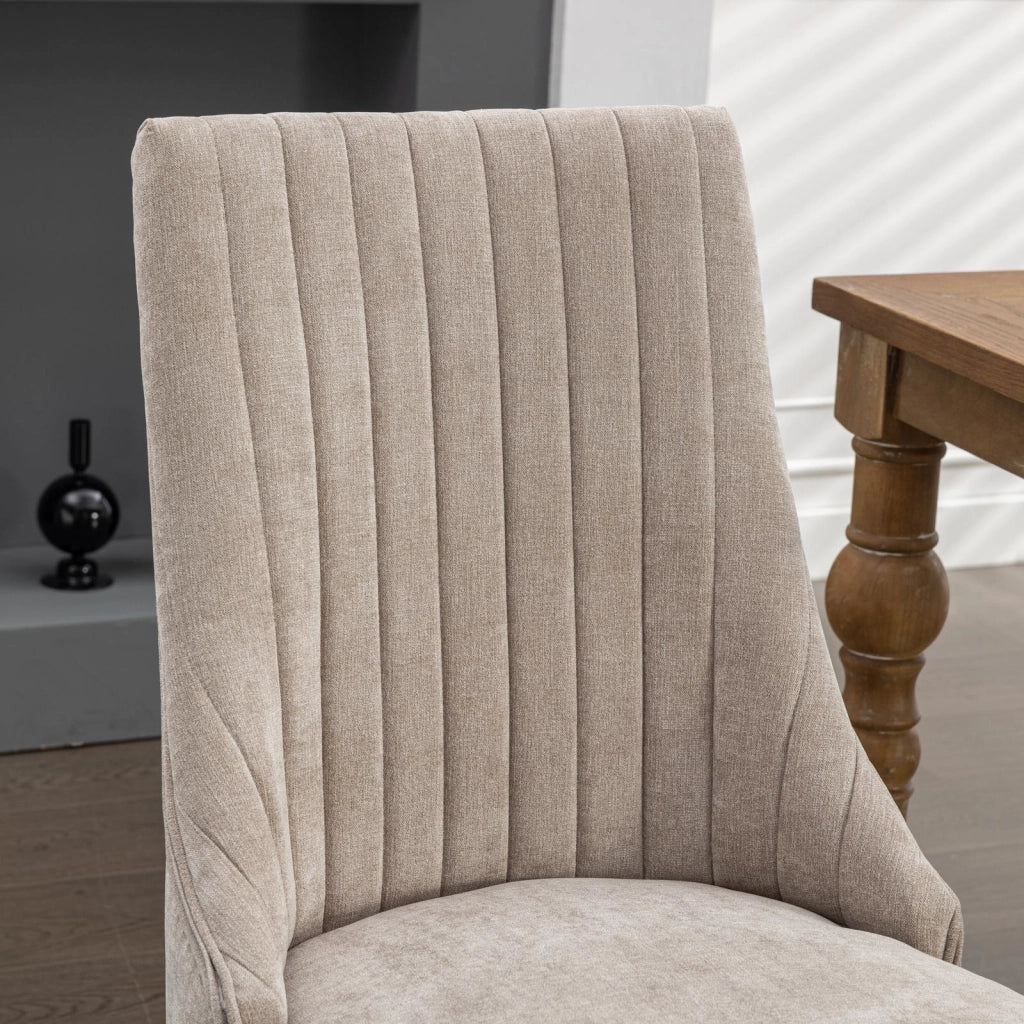 Sedia da sala da pranzo imbottita in ciniglia con schienale alto, gambe in legno massello e piedini regolabili beige