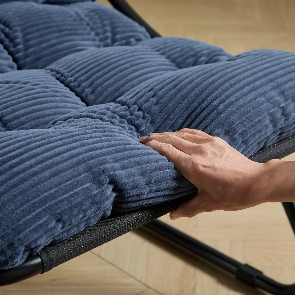 Poltrona da esterno con poggiapiedi in acciaio nero e cuscino blu navy