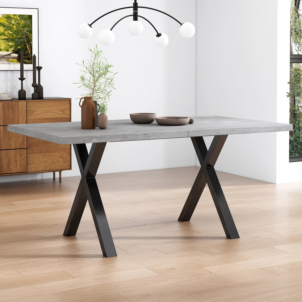 Tavolo da pranzo rettangolare con gambe incrociate in MDF e metallo effetto cemento grigio e nero