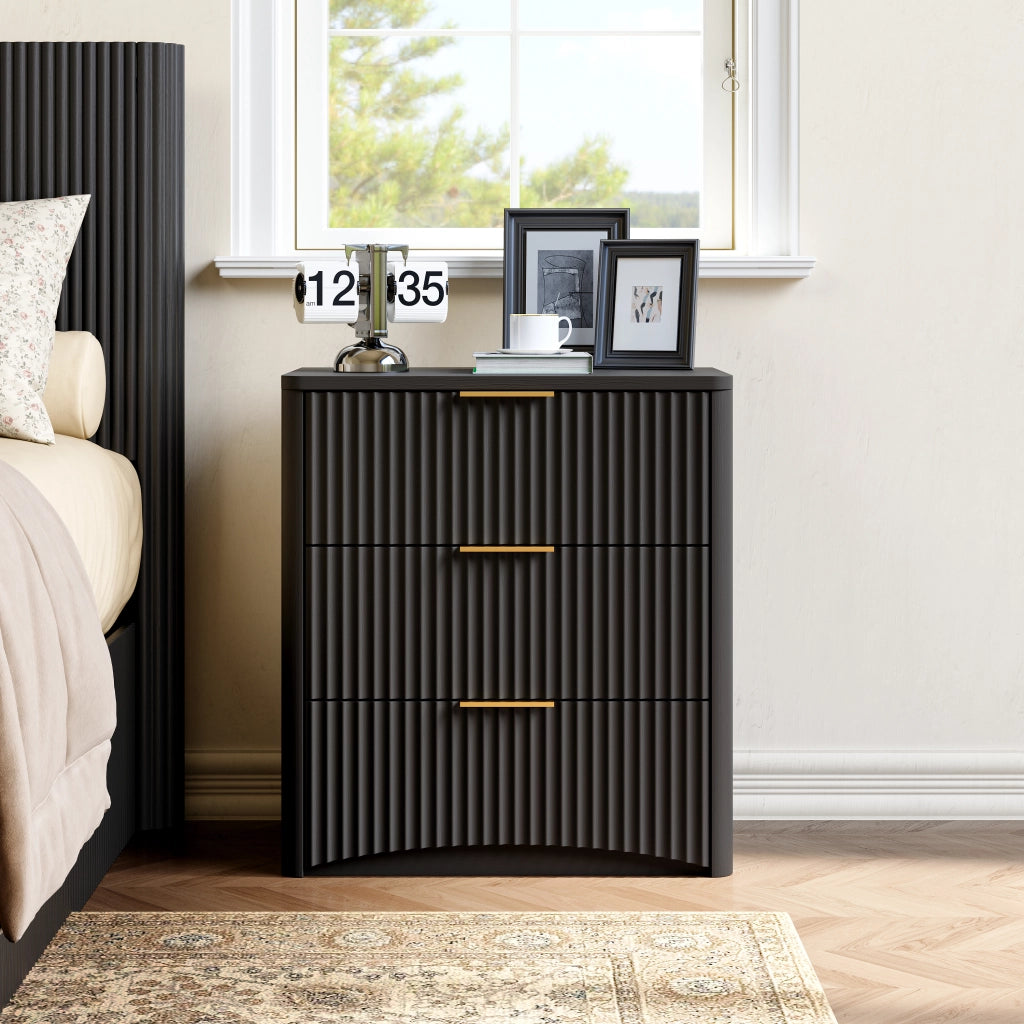 Comodino con 3 cassetti a chiusura ammortizzata in MDF nero con maniglie dorate e angoli arrotondati 58 × 38 × 64 cm