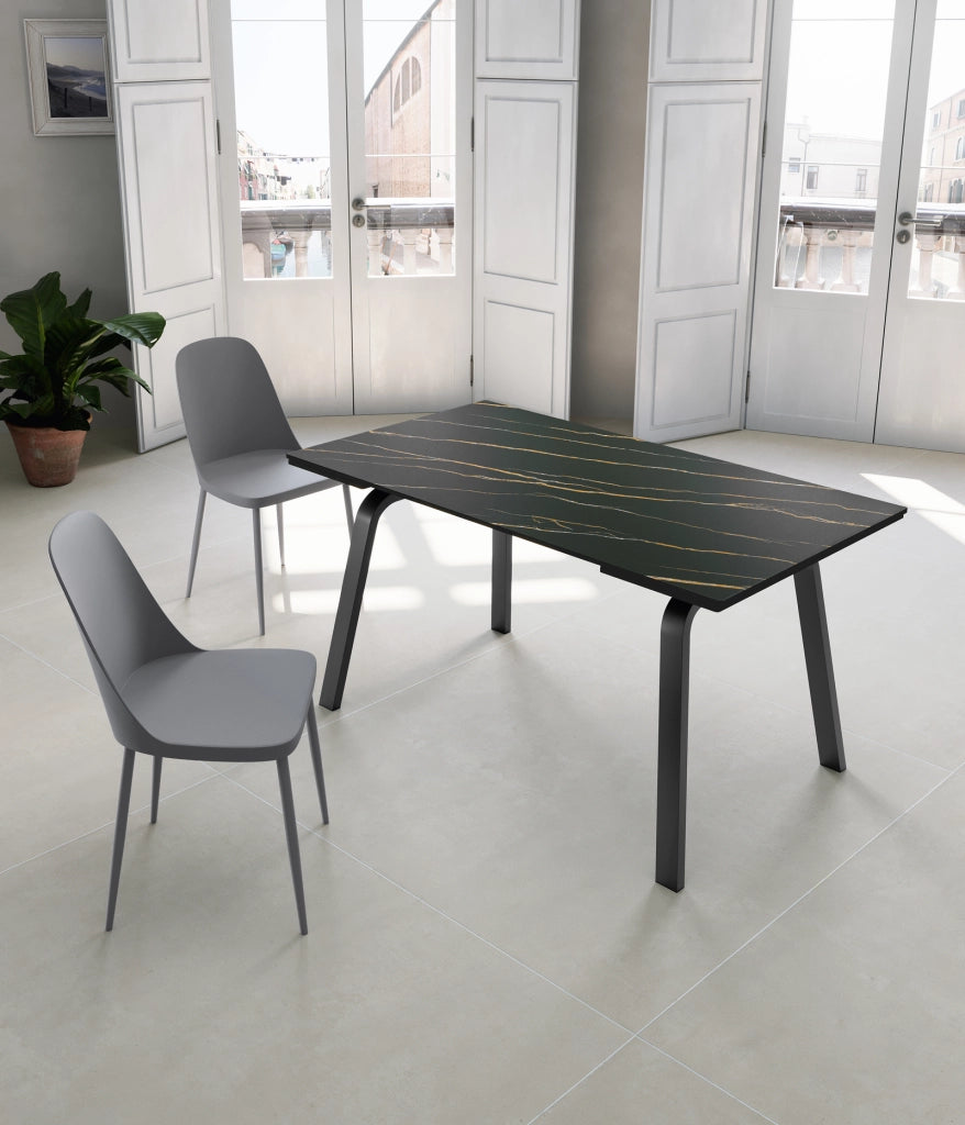 Tavolo allungabile Dylan con top in ceramica marmo nero opaco e gambe in metallo antracite - Dimensioni 140/200x80 cm - Design Moderno