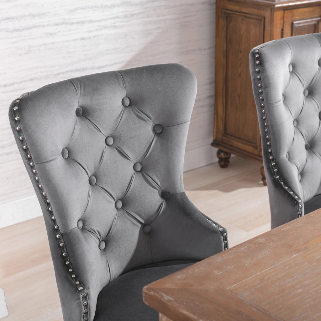 Sedie da pranzo set di 2 in velluto grigio con gambe in legno schienale trapuntato e borchie 97 × 51 × 51 cm