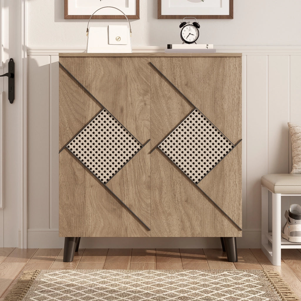 Scarpiera con ante chiuse e ripiani multipli in pannello truciolare effetto legno con gambe in PVC
