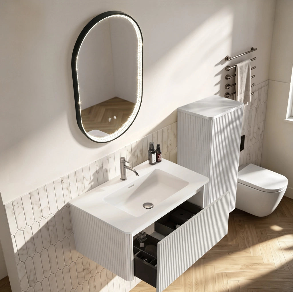 Set mobili da bagno sospesi con lavabo in pietra acrilica, mobile laterale e specchio LED 80 cm, bianco con dettagli a scanalature verticali