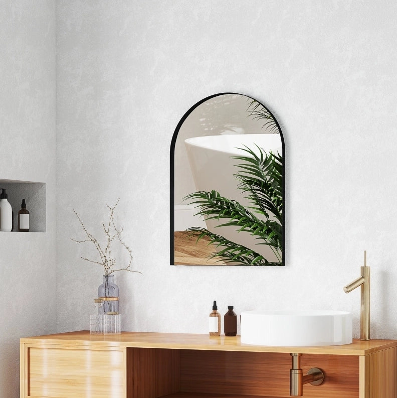 Specchio bagno arcuato 50 x 70 cm con cornice in alluminio nero