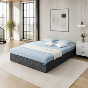 Letto imbottito 140 × 200 cm con testiera geometrica rivestito in tessuto grigio