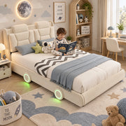 Letto imbottito per bambini 140x200 cm, colore crema, design auto in flanella, testiera regolabile in altezza su 2 livelli, schienale imbottito, ruote con striscia luminosa