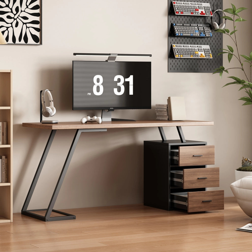 Scrivania ULEVR 135,5x58x75 cm con cassetti soft-close e supporto per computer, MDF marrone scuro