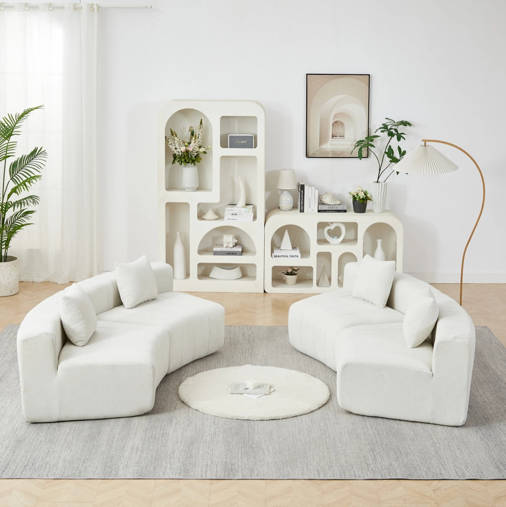 Divano modulare curvo a quattro posti in ciniglia beige con due cuscini per comfort e relax