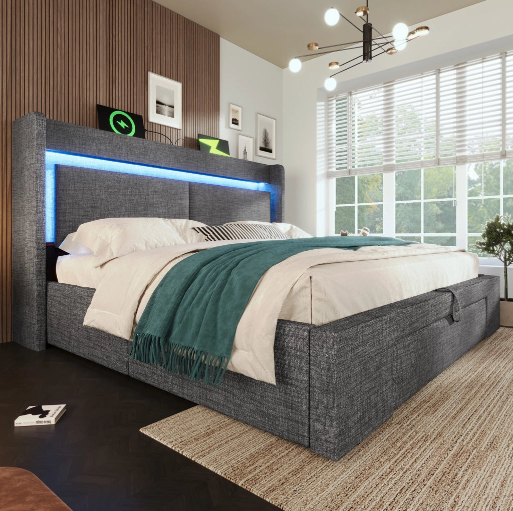 Letto imbottito 180x200 cm grigio con contenitore idraulico, testiera con vano portaoggetti, illuminazione LED e porte USB/USB-C, struttura in legno con doghe