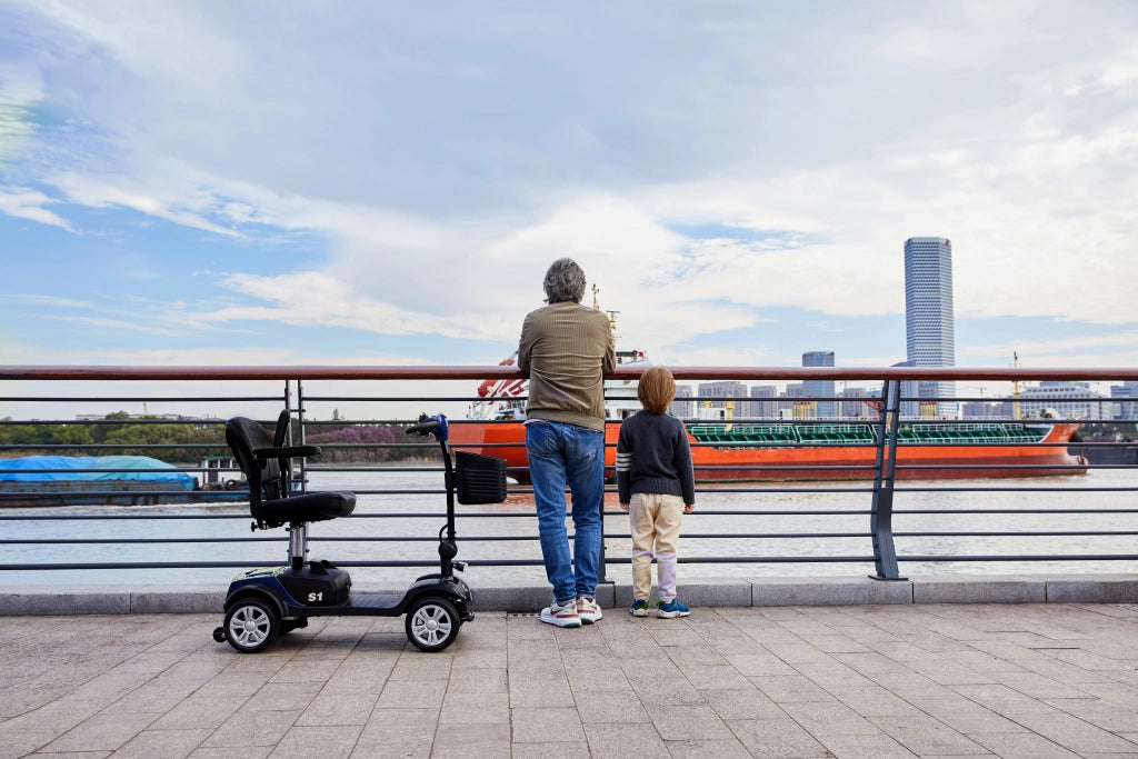 Scooter elettrico con motore da 300 W; sedile girevole e batteria rimovibile; blu; 104 × 51 × 95 cm