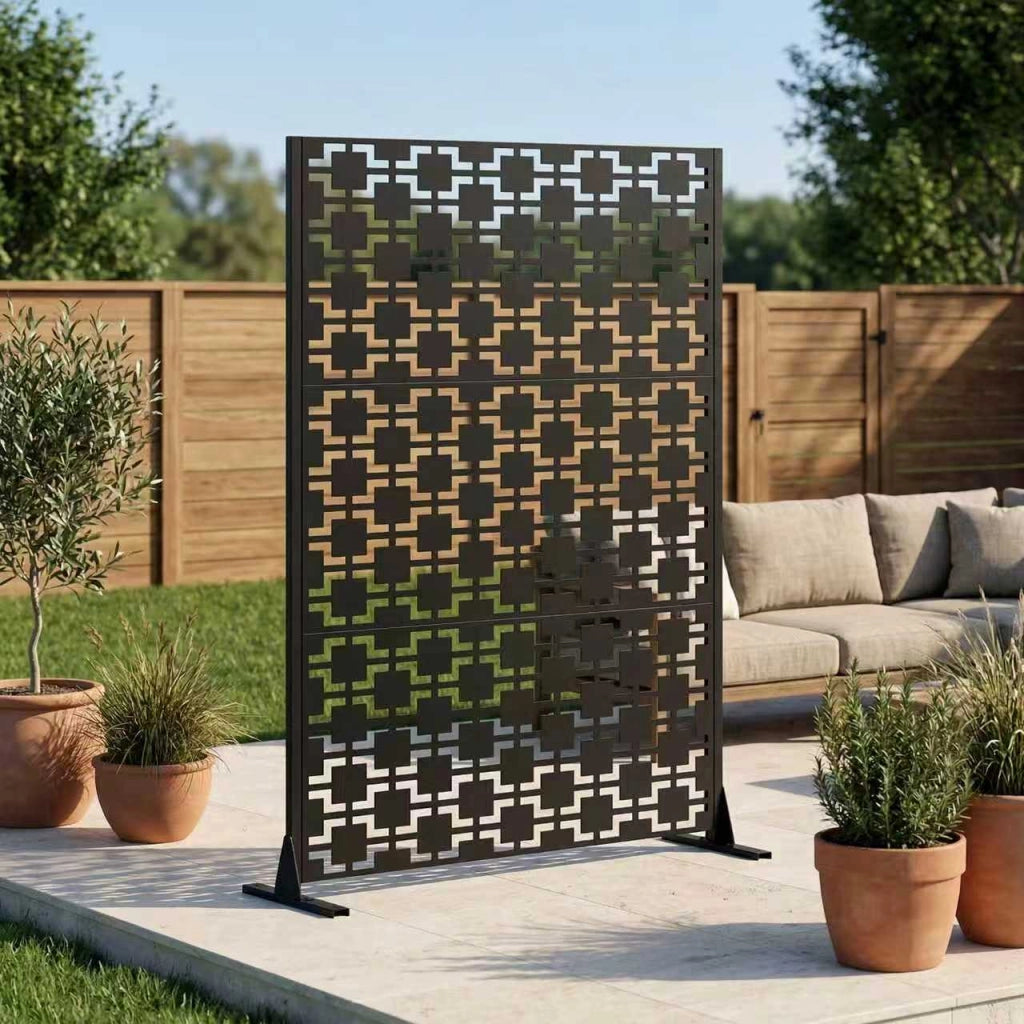 Pannello divisorio autoportante in metallo nero con base larga; filtra la luce per patio; balconi e giardini