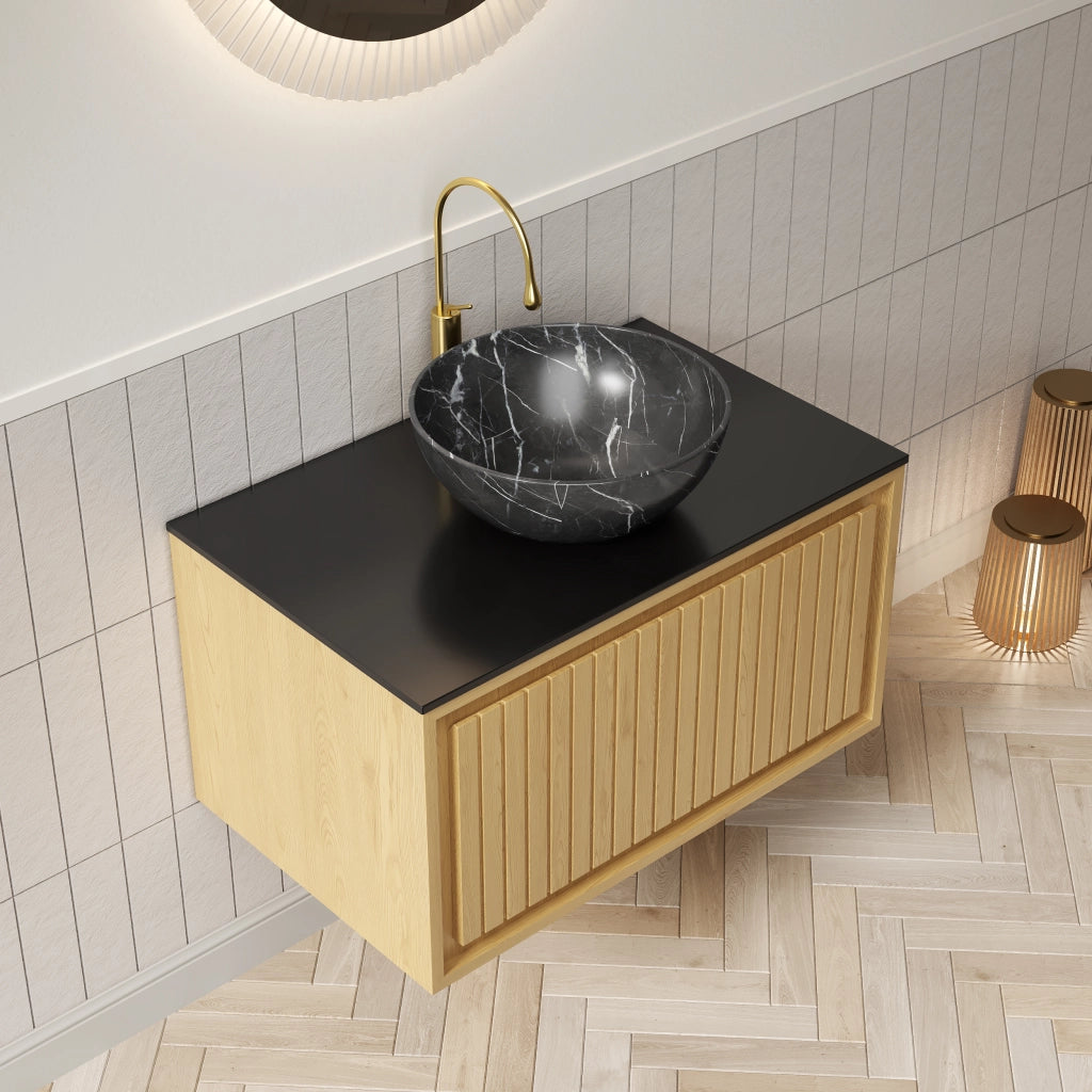 Mobiletto con lavabo sospeso in ceramica effetto pietra con piano in pietra sinterizzata nero e cassetto rovere dorato