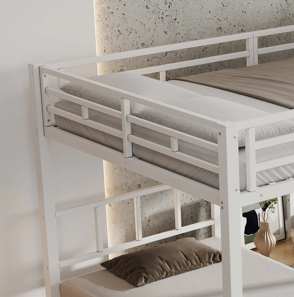 Letto a castello in metallo bianco 140x200/90x200 cm con 3 posti letto, scaffale aperto e portascarpe