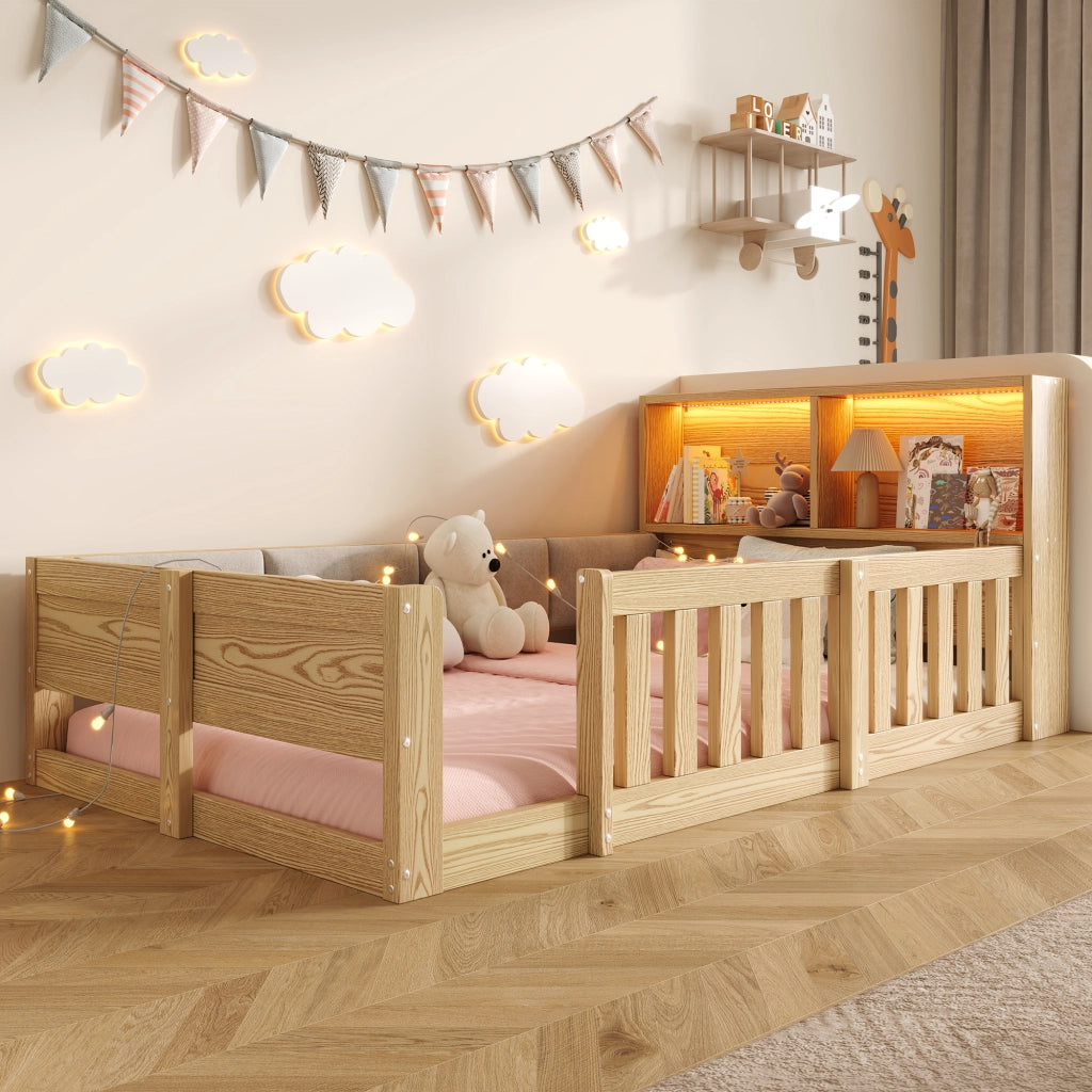 Letto a terra, letto per bambini 90 x 200 cm con sponde, lati imbottiti, testiera con contenitore, LED e truciolare, naturale