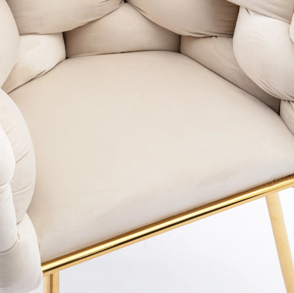Poltrona moderna in velluto beige con gambe dorate