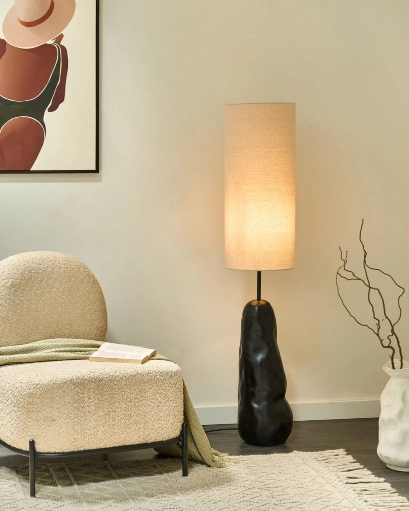 Lampada da terra con base in ceramica nera e paralume alto in tessuto in stile originale