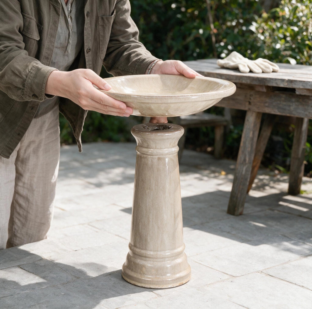 Bagno per uccelli in ceramica fatto a mano, Ø 31,5 cm, altezza 38 cm, beige antico lucido con smalto spruzzato naturale, resistente al gelo per giardino e balcone