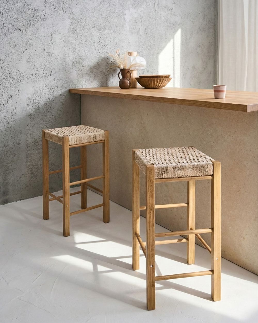 Set di 2 sgabelli da bar in legno di gomma marrone chiaro con seduta intrecciata in stile boho per cucina e sala da pranzo